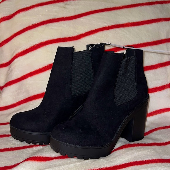 Divided Shoes - NWT Divided Chunky Chelsea Boots